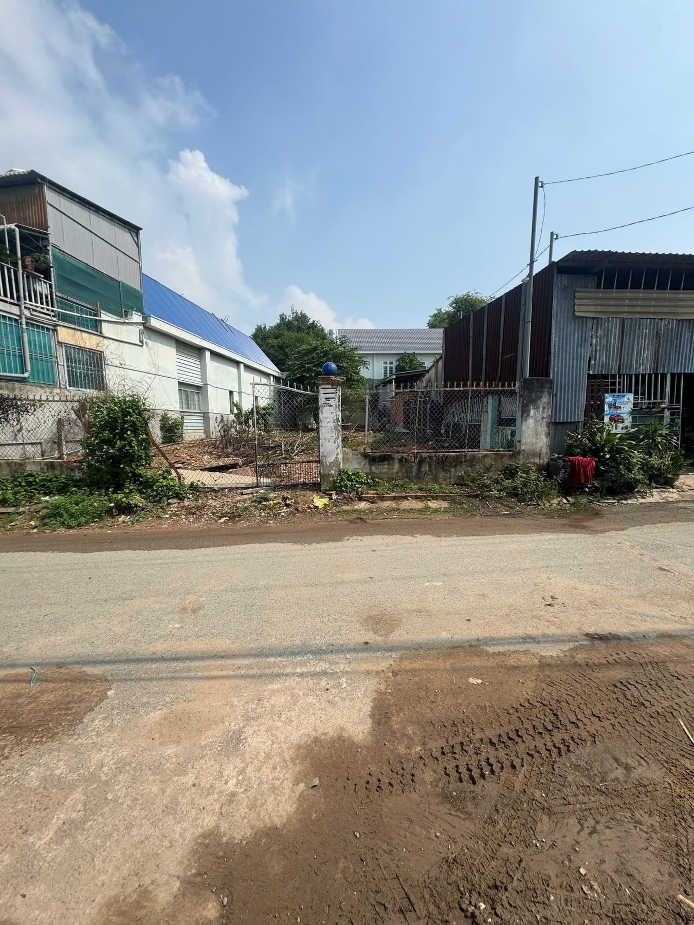 ✅✅BÁN LÔ ĐẤT CỰC KỲ ĐẸP , MẶT TIỀN ĐƯỜNG NHỰA.   🎯Diện tích: 222m2 , có 166m2 thổ cư, mình xây vừa nhà vừa xưởng nhỏ quá hợp lý   🎯Vị trí: kp Ba Đình, p Tân Đông Hiệp, tp HCM .   ❤️❤️Cách trường tiểu học Thái Hoà A chỉ 100m Chợ Tân Ba UBND, trường đại học FPT chỉ 200m  Vị trí đẹp, tiềm năng lớn, tiện ích đầy đủ.  Gần chợ Tân Ba Gần trường cấp 2,3 Thái Hòa  💰💴Giá bán chỉ 3ty800tr có thương lượng   👉Có hỗ trợ Bank cho khách thiếu tài chính  ☎️Lh em 0984594067