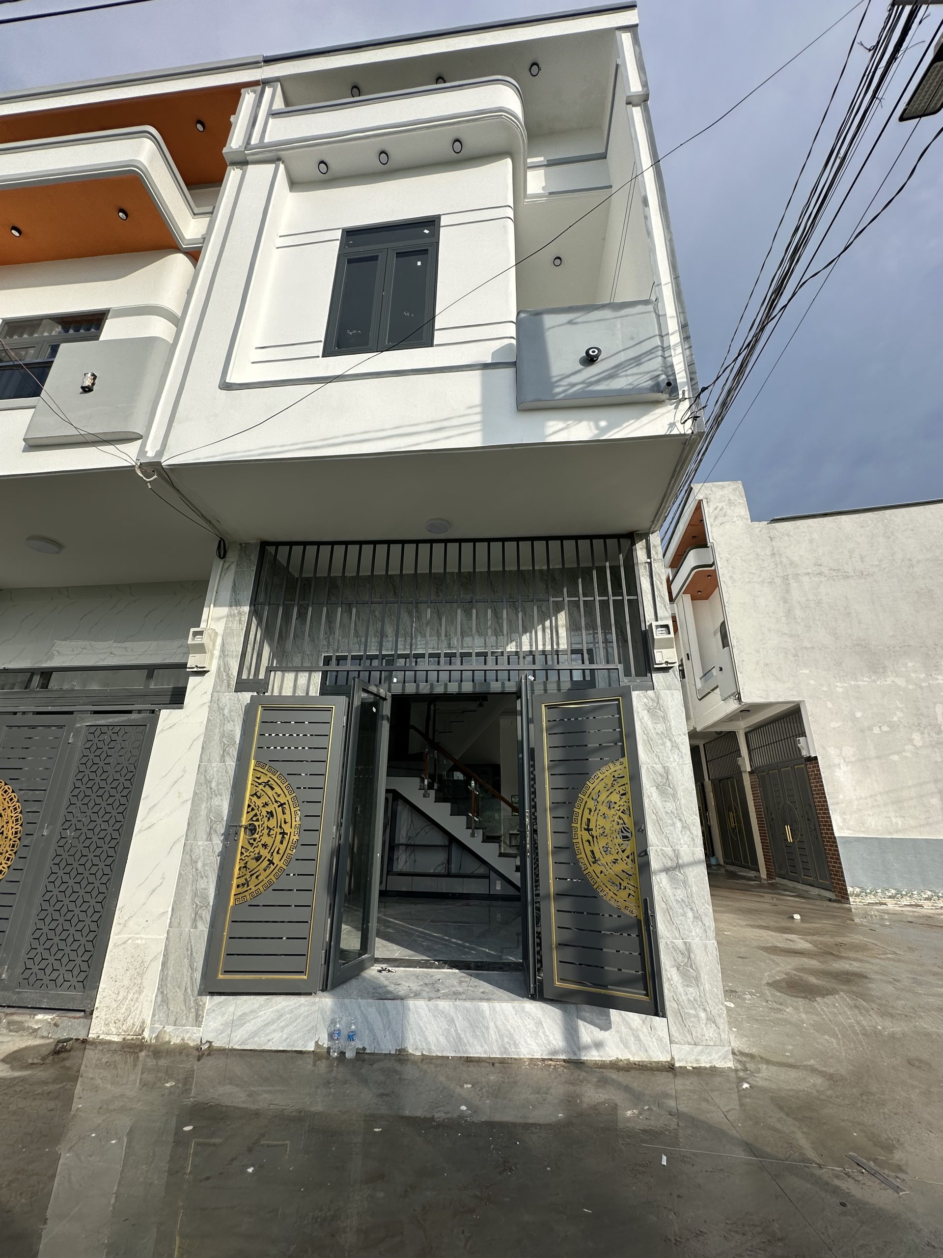 🏡 BÁN NHÀ ĐỒNG SỞ HỮU 2 Mặt Tiền ( 1 nhà 1 sổ )– PHƯỜNG TÂN KHÁNH, TP. HỒ CHÍ MINH (Khu vực Thái Hoà)￼  📐 Diện tích: 40m2 🏠 Kết cấu: • 2 phòng ngủ • 2 nhà vệ sinh • 1 phòng thờ • 1 ban công • Phòng khách và bếp rộng rãi  📄 Pháp lý: • Thổ cư 100% • Giấy phép xây dựng đầy đủ • Nhà đồng sở hữu, mỗi căn có 1 sổ riêng  📍 Vị trí thuận tiện: • Gần vòng xoay An Phú • Gần ngã tư Miếu Ông Cù • Gần trường THCS, THPT Thái Hòa • Gần chợ Tân Ba, chợ Chí Hùng, chợ Thái Hòa • Khu dân cư đông đúc, an ninh tốt  🚗 Cách đường nhựa khoảng 20m, giao thông thuận tiện.  💰 Giá bán: 1 tỷ600 (thương lượng nhẹ cho khách thiện chí)  📞 Liên hệ: e gc 0984 594067 Ib e gửi video cụ thể và vị trí   ✨ Nhà phù hợp cho gia đình làm việc tại khu vực  Thái Hòa , Bình chuẩn,?tana khánh, An Phú – Dĩ An – Thuận An, thủ Đức