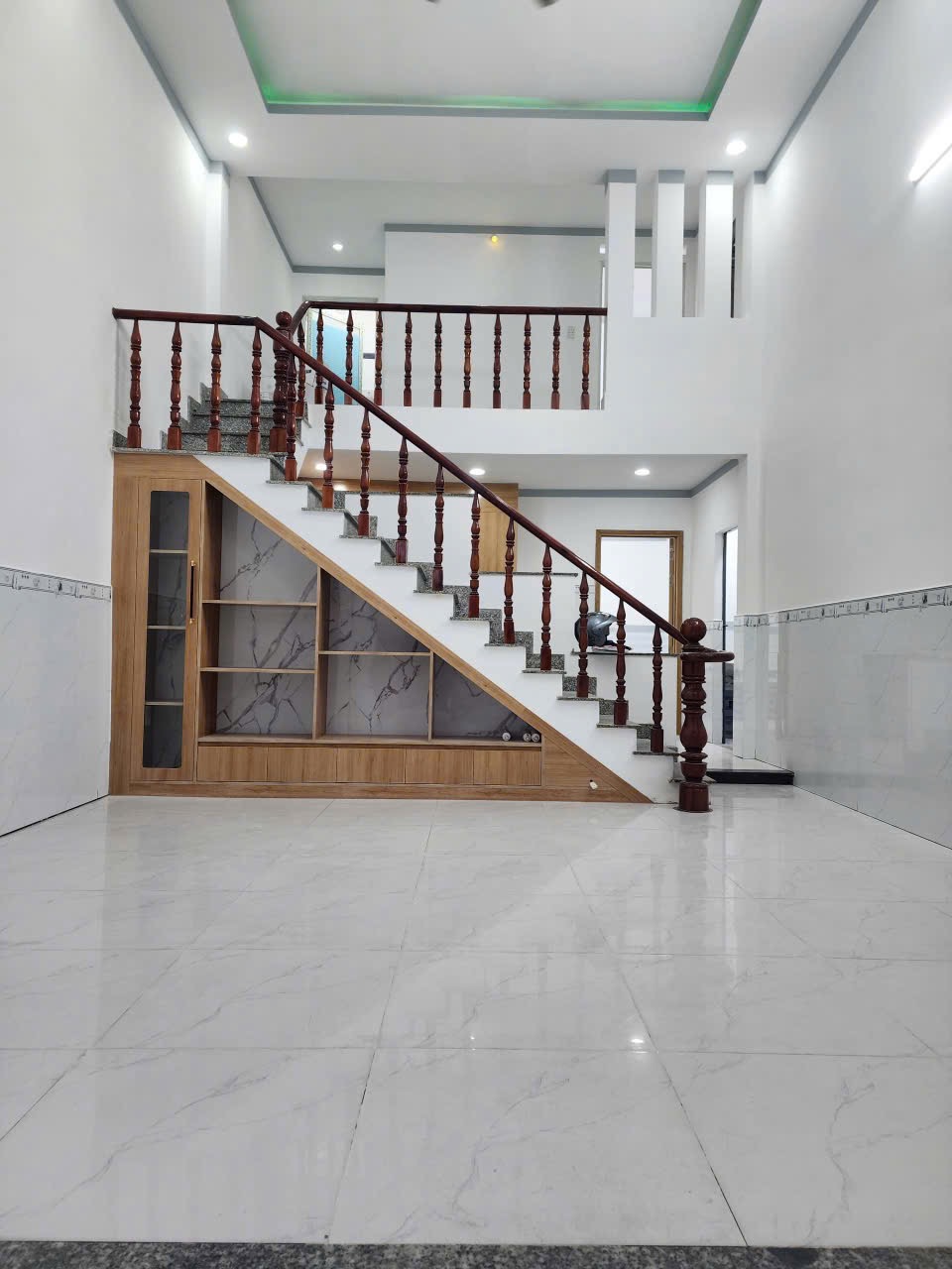 CẦN BÁN NHÀ SỔ CHUNG – PHƯỜNG THÁI HÒA, TP. TÂN UYÊN, BÌNH DƯƠNG Giá bán: 1 tỷ 100 triệu Diện tích: 66 m² Pháp lý: Sổ chung Đường trước nhà rộng 4 m, ô tô ra vào thuận tiện. Kết cấu gồm: 2 phòng ngủ 2 nhà vệ sinh 1 phòng khách 1 phòng bếp 1 phòng thờ  1 hành lang phơi đồ, để xe riêng  Vị trí đẹp, đầy đủ tiện ích: Gần ngã tư Miếu Ông Cù. Gần cây xăng Hạnh Nguyên. Gần các trường Tiểu học, THCS và THPT Thái Hòa. Gần Trường Đại học FPT. Gần chợ Khánh Long, chợ Tân Ba, chợ Chí Hùng và chợ Thái Hòa. Khu dân cư đông đúc, an ninh, thuận tiện sinh sống và đi lại. Giá bán: 1 tỷ 100 triệu (có thương lượng cho khách thiện chí). Lh e 0984594067