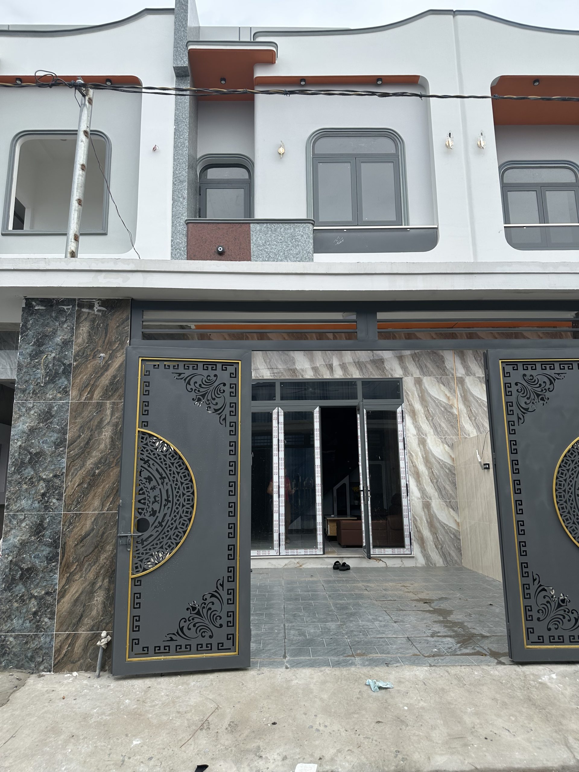 ✅✅ Nhà Hoàn Công— Giá : 3ty500tr   🏠🏠 Tại P – Tân Vĩnh Hiệp- tp Tân Uyên  —— DT: 90m2 ( 4,5m * 20m) hướng Bắc  —— Nhà 1 trệt 1 lầu- 3 phòng ngủ , 3 tolet , phòng thờ  —— Sân xe hơi, Sân phơi giặt  —— Nhiều nội thất Đẹp lắp đặt khắp nhà —— Đường nhựa 6,5m thông thoáng cao ráo 🔻🔻 Cách đường DT 746 — 300m 🕹️🕹️ Cách ủy ban phường Tân Vĩnh Hiệp— 1,5km 🔻🔻 Cách chợ Tân Phước Khánh — 3km Lh em cc 0984594067